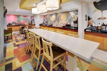 هتل Fairfield Inn & Suites Indianapolis Airport