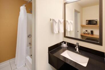 هتل Fairfield Inn & Suites Indianapolis Airport