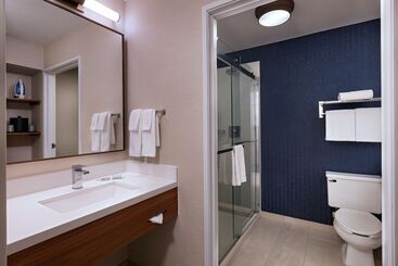 هتل Fairfield Inn & Suites Kansas City Airport