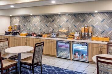 هتل Fairfield Inn & Suites Lancaster