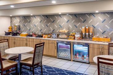 هتل Fairfield Inn & Suites Lancaster