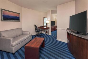 هتل Fairfield Inn & Suites Lancaster
