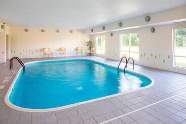 هتل Fairfield Inn & Suites By Marriott Terre Haute