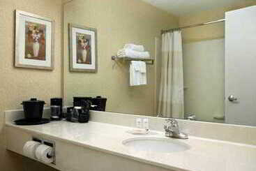 هتل Fairfield Inn By Marriott Warren Niles