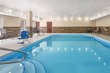 هتل Fairfield Inn By Marriott Warren Niles