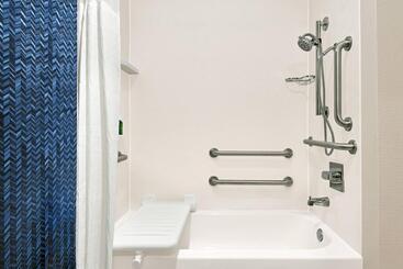 هتل Fairfield Inn By Marriott Warren Niles