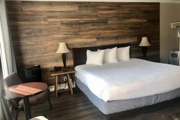 هتل Inn By The Bay Monterey