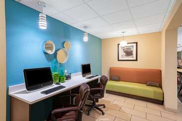 هتل La Quinta By Wyndham Knoxville Airport