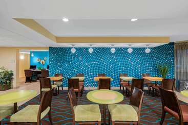 هتل La Quinta By Wyndham Knoxville Airport