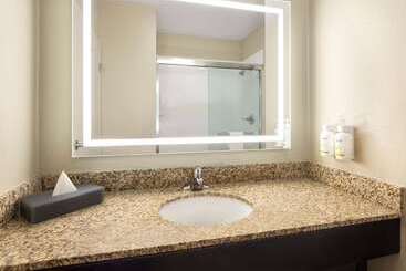 هتل La Quinta By Wyndham Knoxville Airport