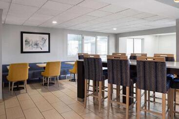 هتل La Quinta By Wyndham Knoxville Airport