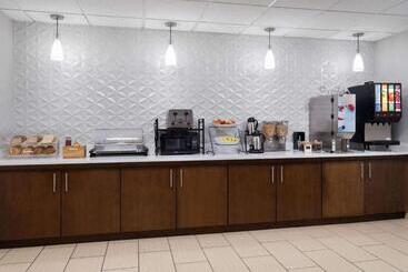 هتل La Quinta By Wyndham Knoxville Airport