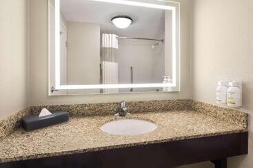 هتل La Quinta By Wyndham Knoxville Airport