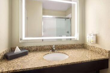 هتل La Quinta By Wyndham Knoxville Airport