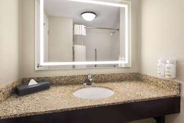 هتل La Quinta By Wyndham Knoxville Airport