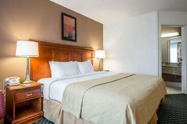 هتل Quality Inn Colchester  Burlington
