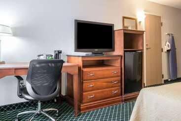 هتل Quality Inn Colchester  Burlington