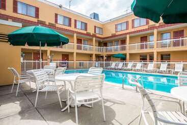 هتل Quality Inn Colchester  Burlington