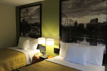 هتل Super 8 By Wyndham New Cumberland