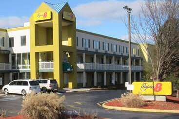 هتل Super 8 By Wyndham New Cumberland