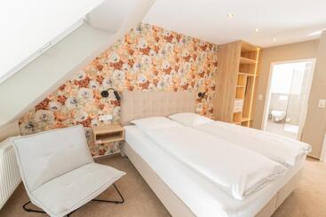 ペンション Warsberger Weinhof   Hotel & Weinwirtschaft