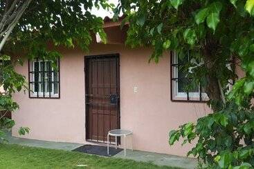 تختخواب و صبحانه Pink Palace Panama