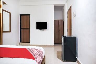 هتل Rosy Guest House By Oyo