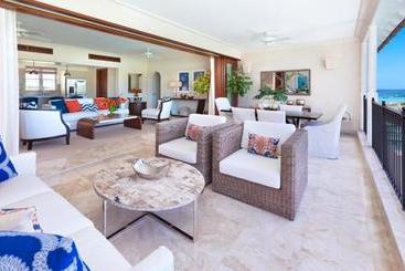 استراحتگاه Port Ferdinand Marina And Luxury Residences