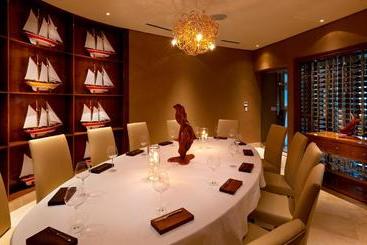 استراحتگاه Port Ferdinand Marina And Luxury Residences