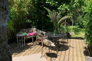 تختخواب و صبحانه Le Jardin De Lacoste