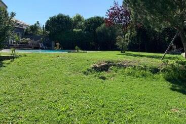 تختخواب و صبحانه Le Jardin De Lacoste