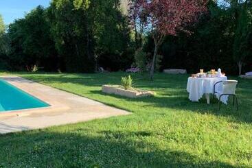 تختخواب و صبحانه Le Jardin De Lacoste