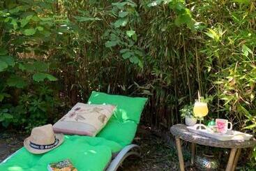 تختخواب و صبحانه Le Jardin De Lacoste