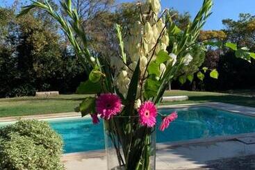 تختخواب و صبحانه Le Jardin De Lacoste