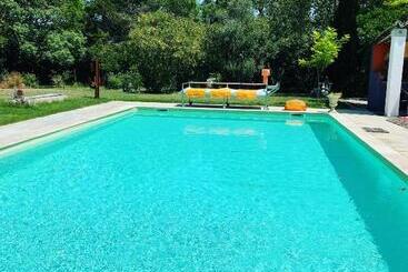 تختخواب و صبحانه Le Jardin De Lacoste