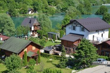 تختخواب و صبحانه Neron Turist Center