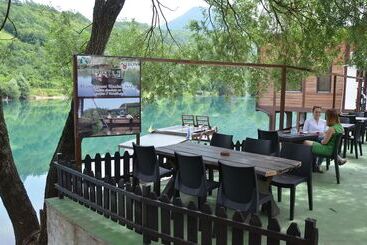 تختخواب و صبحانه Neron Turist Center