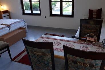 تختخواب و صبحانه Neron Turist Center