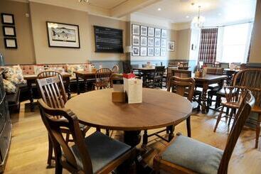 تختخواب و صبحانه The George