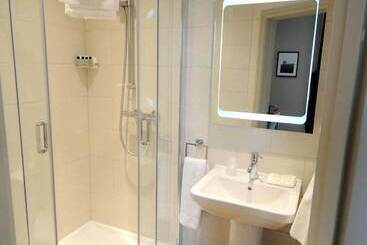 تختخواب و صبحانه The George