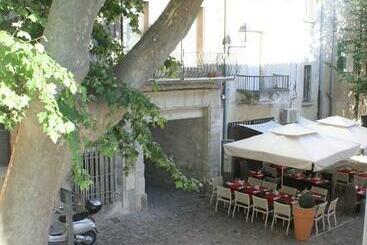 Studios Entre Le Pont D  Avignon Et Le Palais Des Papes