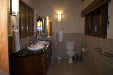 Legend Safaris   Kruger Park Lodge