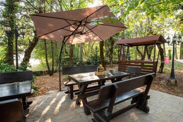 پانسیون Holiday Resort Zlatni Dol Mostar