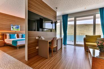 Carine Hotel Kumbor Superior