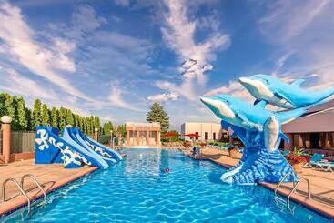 Grand Marquis Waterpark Hotel & Suites