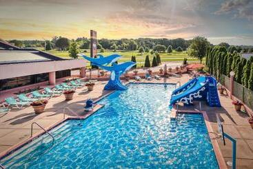 Grand Marquis Waterpark Hotel & Suites