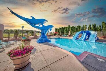 Grand Marquis Waterpark Hotel & Suites
