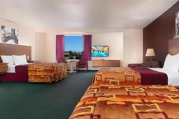 Grand Marquis Waterpark Hotel & Suites
