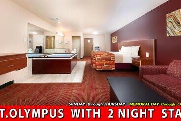 Grand Marquis Waterpark Hotel & Suites