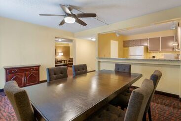 هتل Best Western Louisville East Inn & Suites